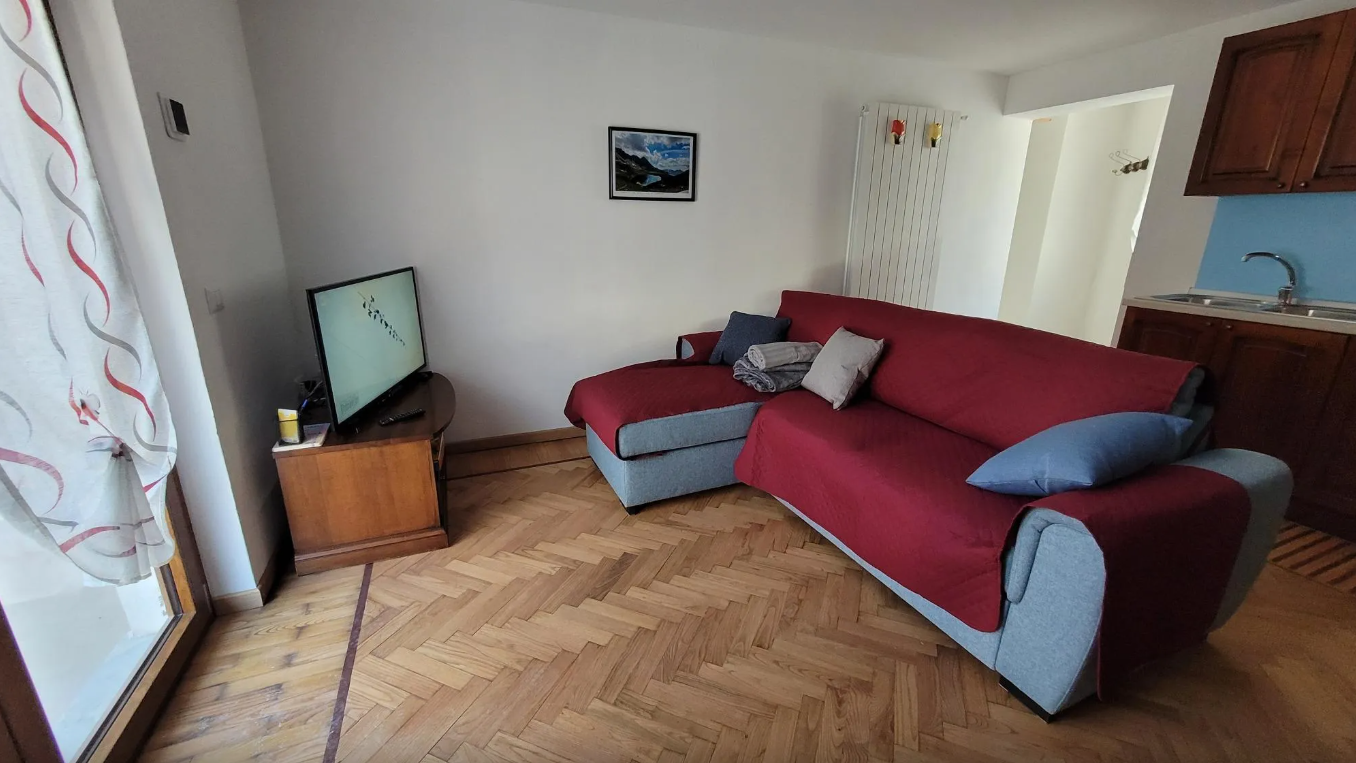 Ampio soggiorno con divano a penisola